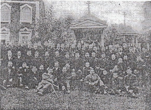 Группа паломников-трезвенников в Староладожском Успенском женском монастыре в сентябре 1912 г.