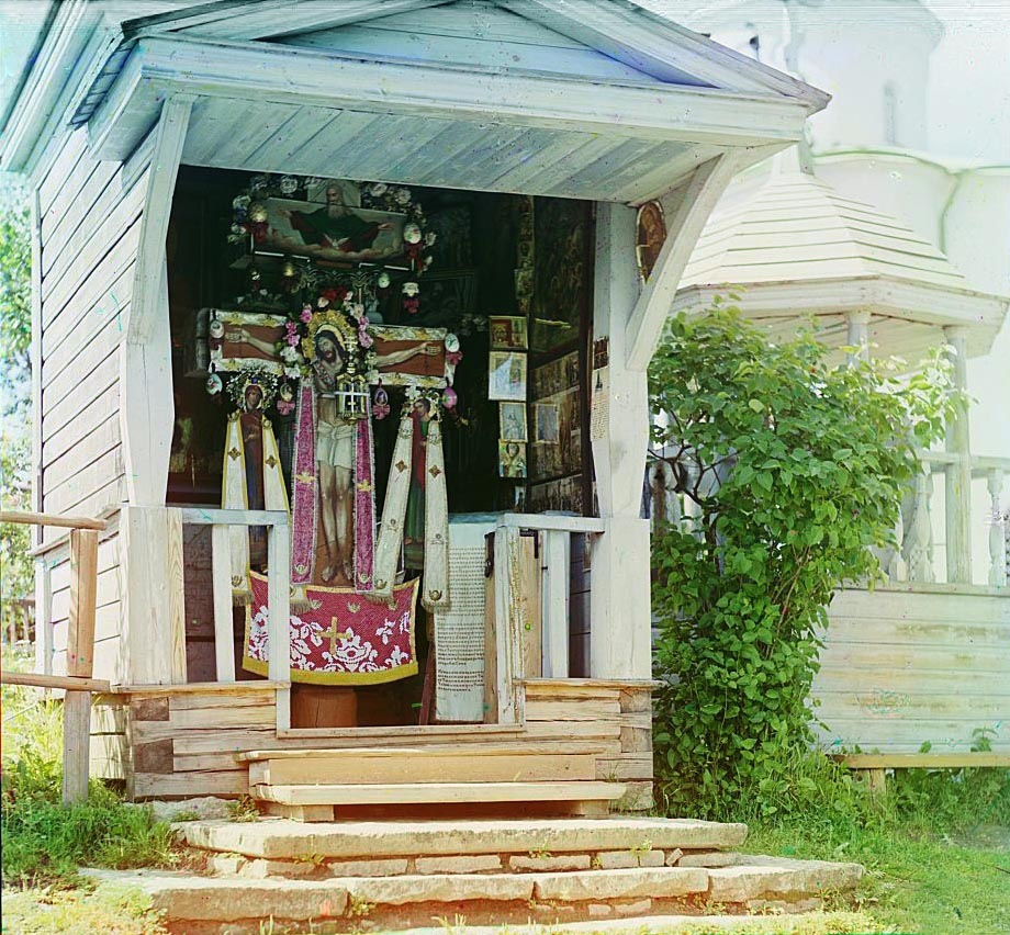 Цветная фотография С.М. Прокудина-Горского. Часовня с поклонным крестом, 1913 г.