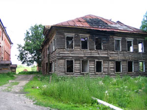 Староладожский Свято-Успенский девичий монастырь, Двухэтажный деревянный келейный корпус (аварийный).